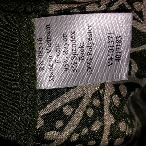 💐Flowy Olive Raglan with Floral back - Picture 5 of 5